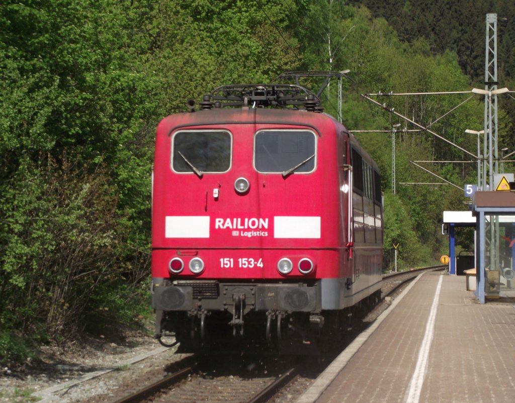 151 153-4 durchfhrt am 7. Mai 2011 als Lz nach Probstzella den Bahnhof Ludwigsstadt ber Gleis 5.