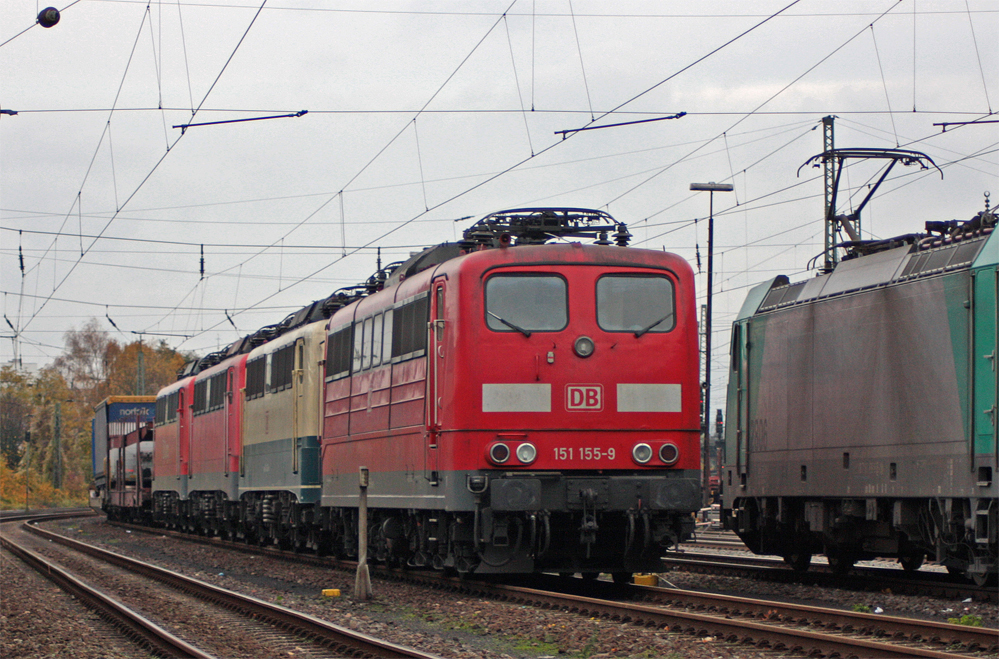 151 155-9, 140 423-5, 140 003-5 und 140 432-6 stehen am Nachmittag der 6.11.2010 im Gterbahnhof in Aachen-West abgestellt. Bild aus ffentlich zugnglichem Gelnde aufgenommen. 