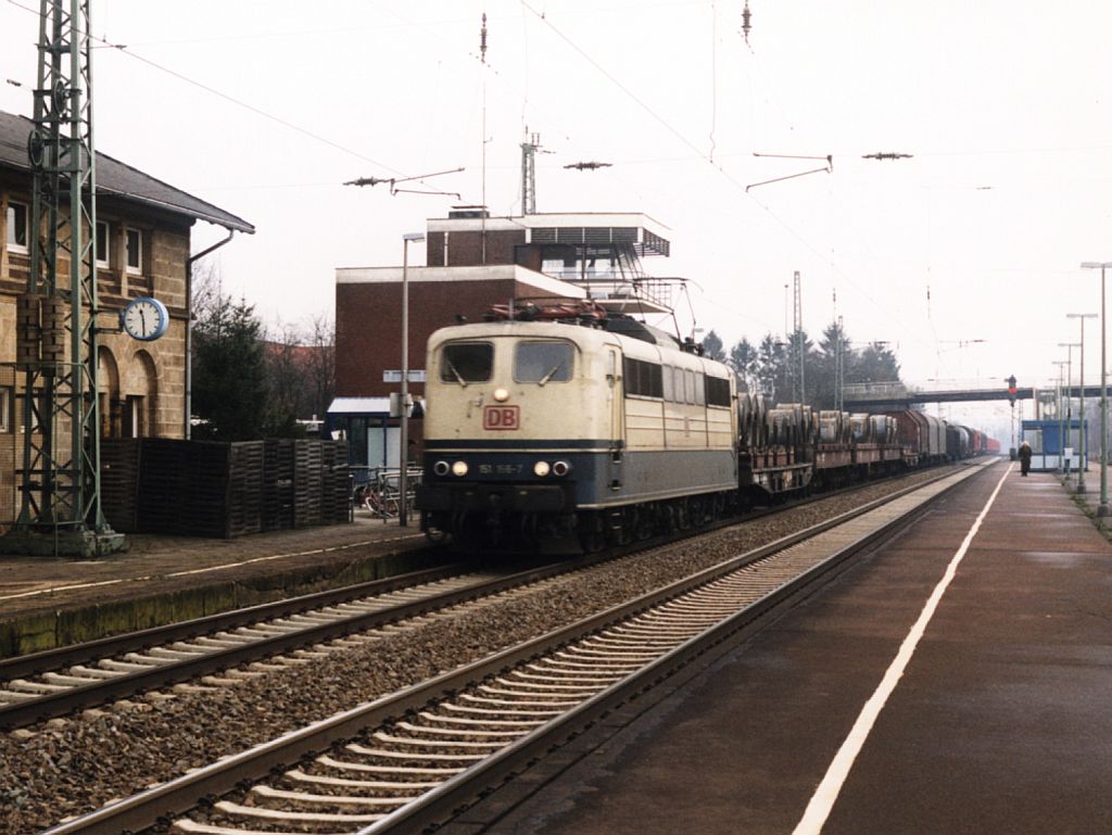 151 156-7 mit einem Gterzug in die Richtung Mnster auf Bahnhof Hasbergen am 5-2-2000. Bild und scan: Date Jan de Vries.