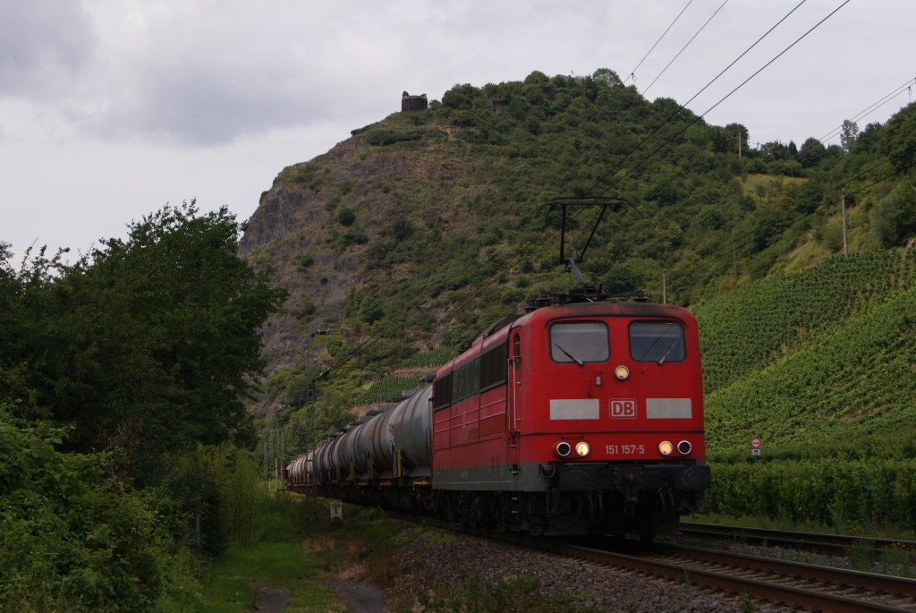 151 157-5 mit einem Kesselwagenzug in Leutesdorf am 02.07.2011