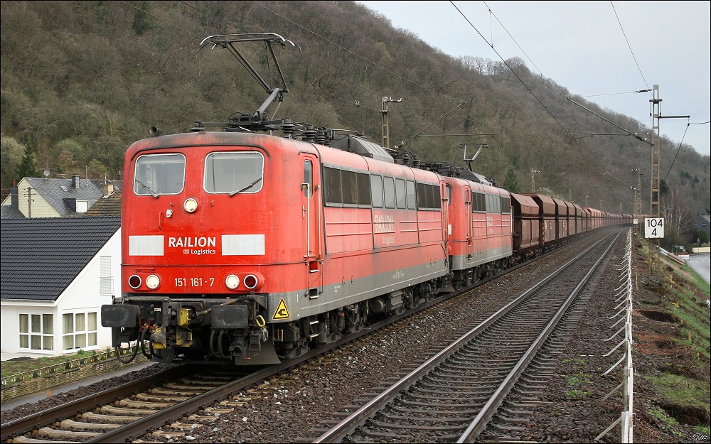 151 161 & 151 165 der RAILION Logistics fahren mit einem Kohlestaubzug durch das wunderschne Moseltal. 
Ehrang Ort 3.4.2010