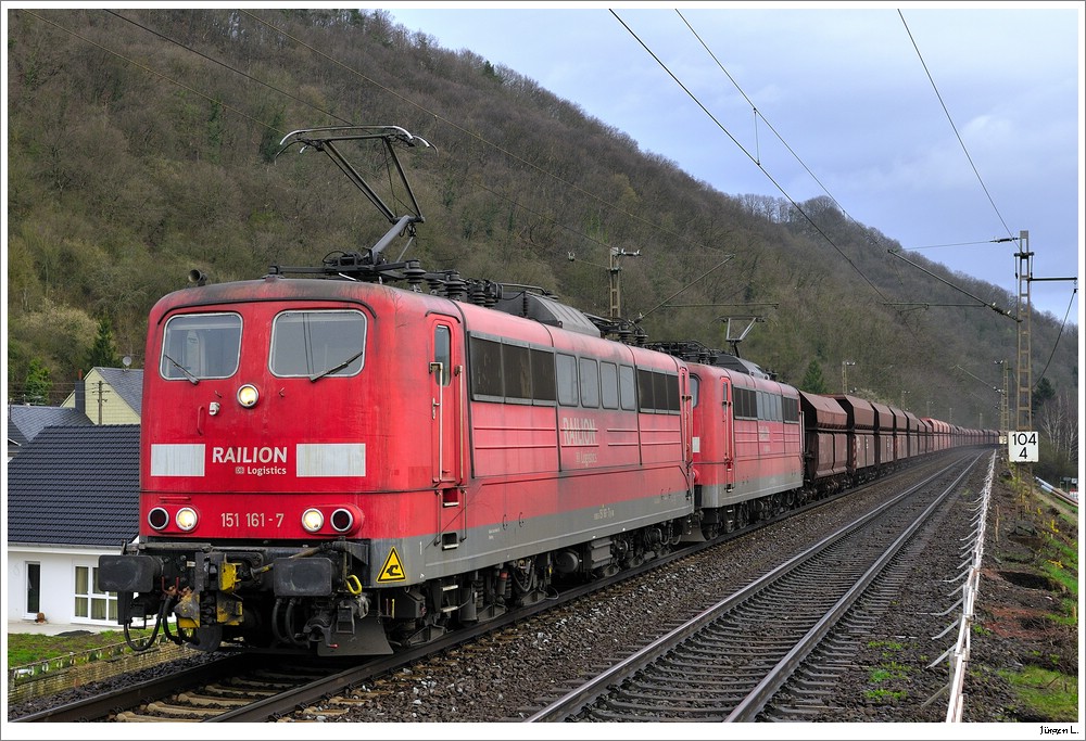 151 161 & 151 165 der Railion mit einem Kohlestaubzug bei Ehrang Ort; 3.4.2010