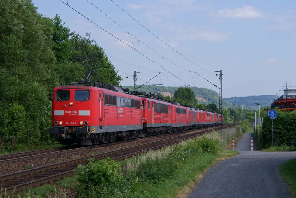 151 165-8 zog am 02.06.2012 einen Lokzug durch Bonn-Limperich