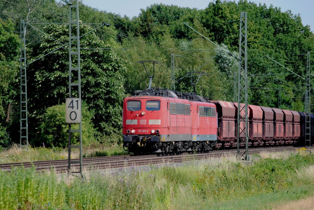 151 166-6 und eine Schwesterlok ziehen einen Erzleerzug bei Woltorf in Richtung Hannover am 13.07.2010