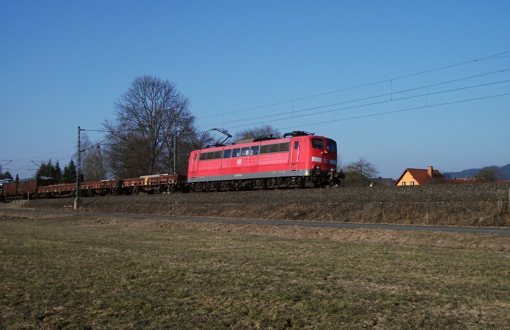 151 167 ist am 02.03.11 mit einen Gterzug bei Halach Richtung Kronach unterwegs.
