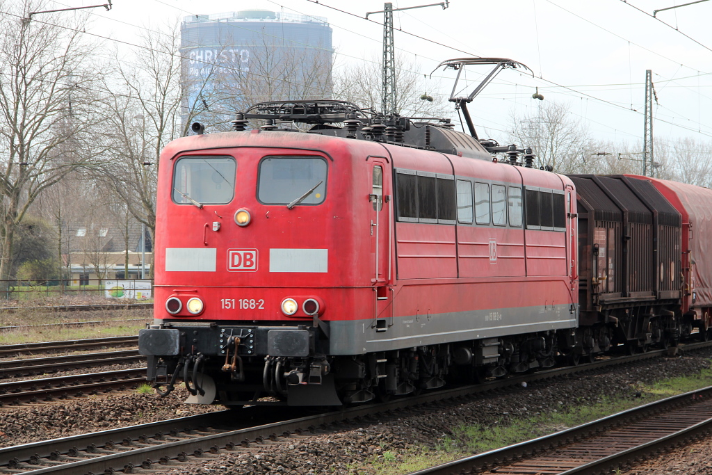 151 168-2 in Oberhausen Osterfeld-Sd, im Hintergrund ist der Gasometer zusehen. 15.04.2013.
