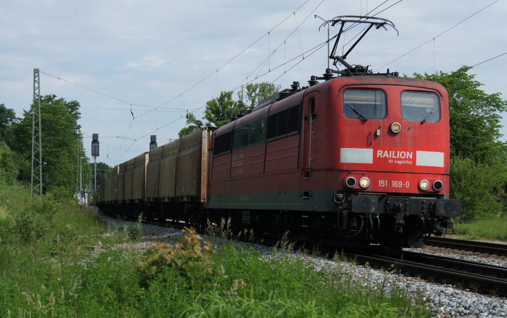 151 169-0 am 31.05.11 beim Wechseln vom Ausweich- auf das Durchgangsgleis im Bahnhof Aling. 