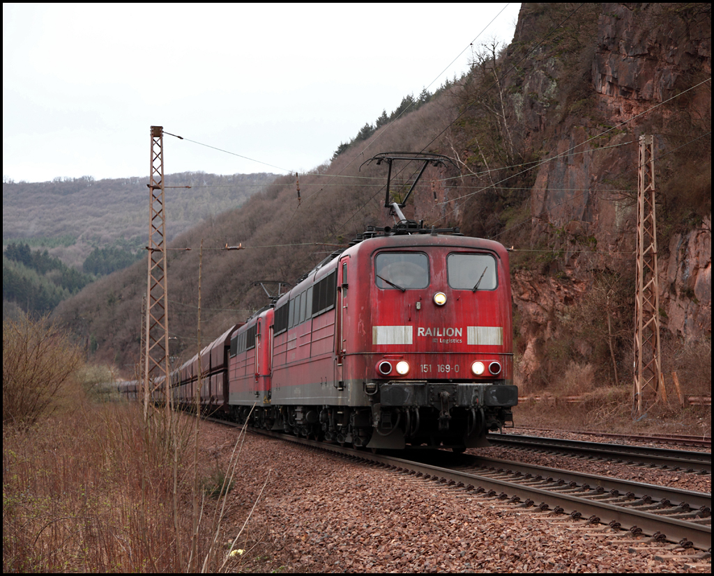 151 169 (9180 6151 169-0 D-DB) und 151 093 (9180 6151 093-2 D-DB) bespannen gemeinsam einen Erzzug aus den Niederlanden nach Dillingen. (03.04.2010)