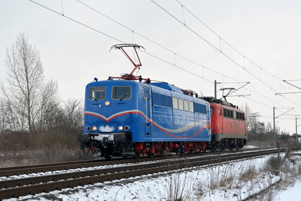 151 170 und 140 824 waren am 21.02.13 auf Probefahrt vom Werk Dessau aus. Hier passieren beide auf der Rckfahrt ins Werk Dessau die Ortschaft Greppin.