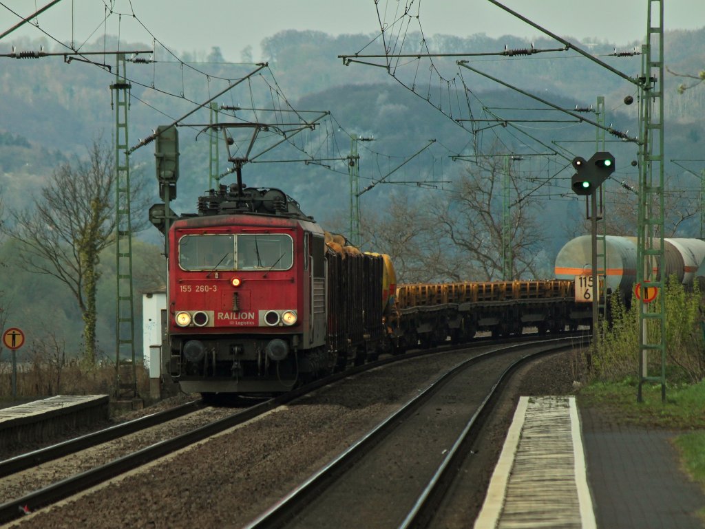 151 260-3 am 03.04.2012 mit einem gemischten G�terzug auf der rechten Rheinstrecke bei Leubsdorf.