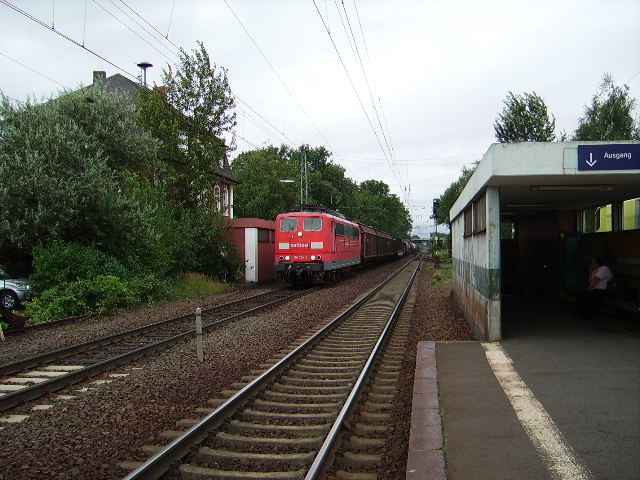 151 xxx-x mit gemischten Gterzug in Maintal Ost am 08.08.06
