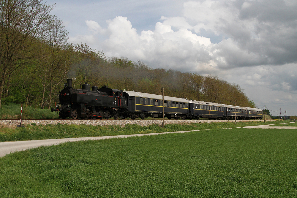 1.5.10 Der 1. Mai... Immer ein schner Tag fr Sonderzge, diesmal stand eine Fahrt von Wien Heiligenstadt nach Bad Pirawarth an. Das Wetter war auch halbwegs in Ordnung, also gibt es kein Hindernis diese Fahrt nicht zu dokumentieren. Fr den Planverkehr lohnt sich das Schweinbarther Kreuz sowieso nicht mehr, da ist die 93.1420 mit ihrem SR 19460 von Wien Heiligenstadt nach Bad Pirawarth doch eine kleine Abwechslung. Und noch ein letztes Mal kurz vor der  Endstation , Bad Pirawarth.