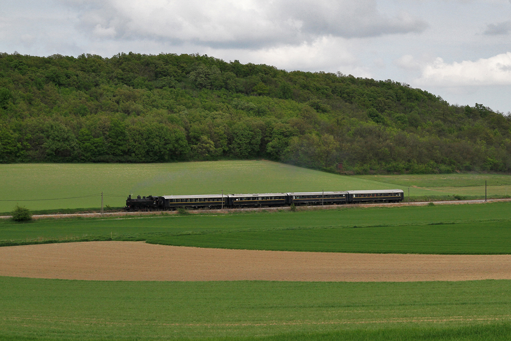 1.5.10 Der 1. Mai... Immer ein schner Tag fr Sonderzge, diesmal stand eine Fahrt von Wien Heiligenstadt nach Bad Pirawarth an. Das Wetter war auch halbwegs in Ordnung, also gibt es kein Hindernis diese Fahrt nicht zu dokumentieren. Fr den Planverkehr lohnt sich das Schweinbarther Kreuz sowieso nicht mehr, da ist die 93.1420 mit ihrem SR 19460 von Wien Heiligenstadt nach Bad Pirawarth doch eine kleine Abwechslung. Hier zwischen Gro Schweinbarth und Bad Pirawarth.
