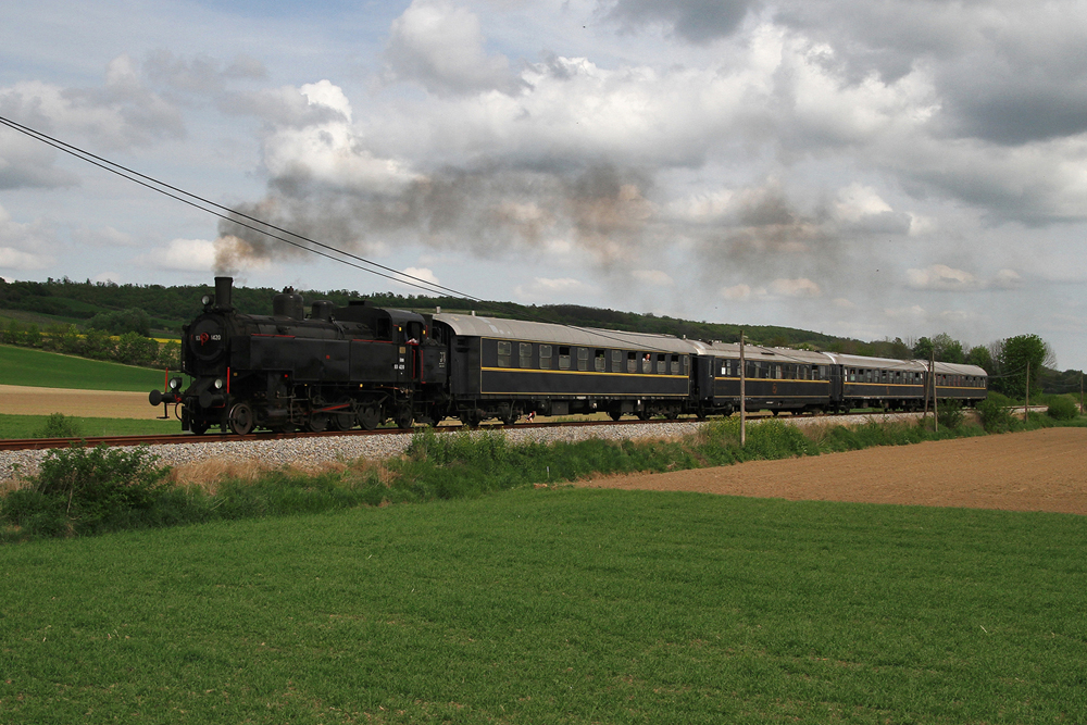 1.5.10 Der 1. Mai... Immer ein schner Tag fr Sonderzge, diesmal stand eine Fahrt von Wien Heiligenstadt nach Bad Pirawarth an. Das Wetter war auch halbwegs in Ordnung, also gibt es kein Hindernis diese Fahrt nicht zu dokumentieren. Fr den Planverkehr lohnt sich das Schweinbarther Kreuz sowieso nicht mehr, da ist die 93.1420 mit ihrem SR 19460 von Wien Heiligenstadt nach Bad Pirawarth doch eine kleine Abwechslung. Das Bild zeigt den Sonderzug kurz nach Gro Schweinbarth.