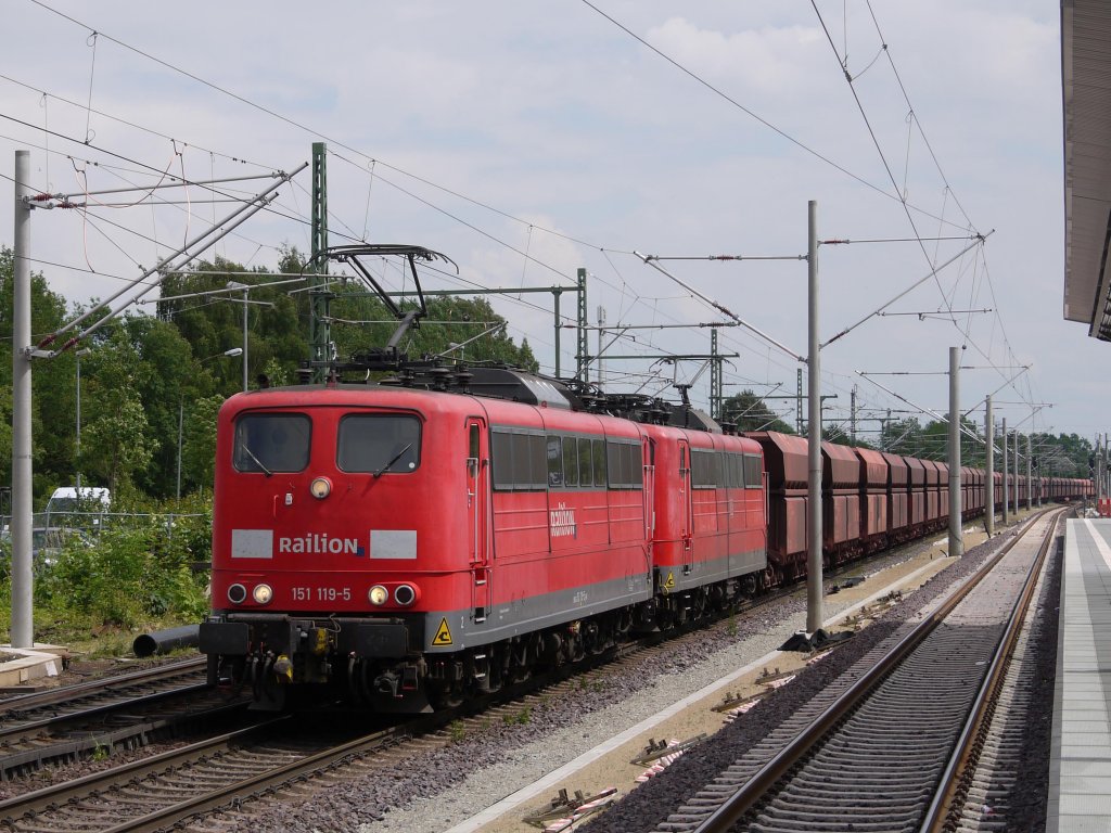 151er Doppeltraktion gefhrt von RailioN 151 119 vor DB 151 110 mit einem Zug Selbstentladewagen in Richtung Hamburg; Winsen (Luhe), 22.06.2013
