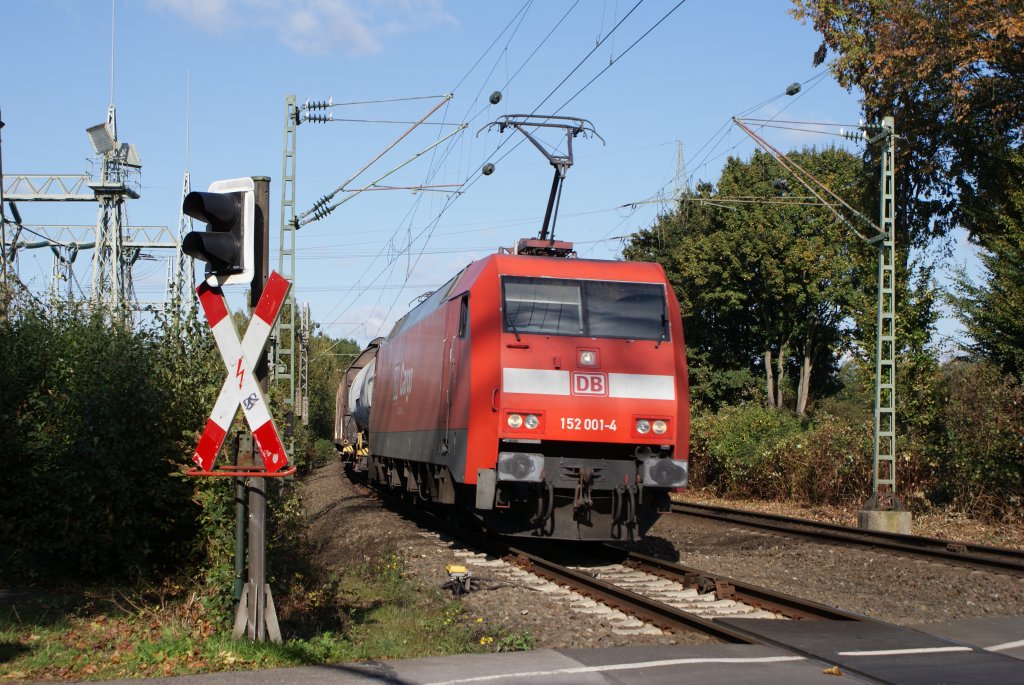 152 001-4 mit einem Kesselwagenzug am Km 28,190 in D�sseldorf Eller am 09.10.2009