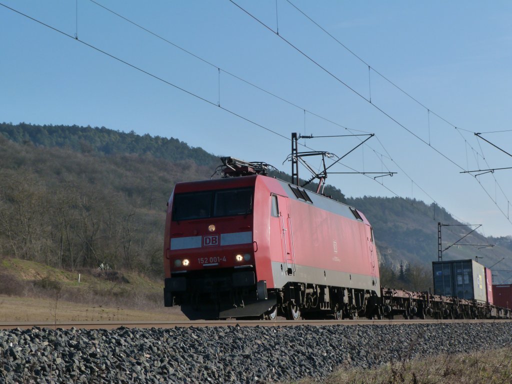 152 001 ist am 12.01.13 mit einem Containerzug bei Karlstadt unterwegs. Danke an den TF f�r den Lichtgru�. :)