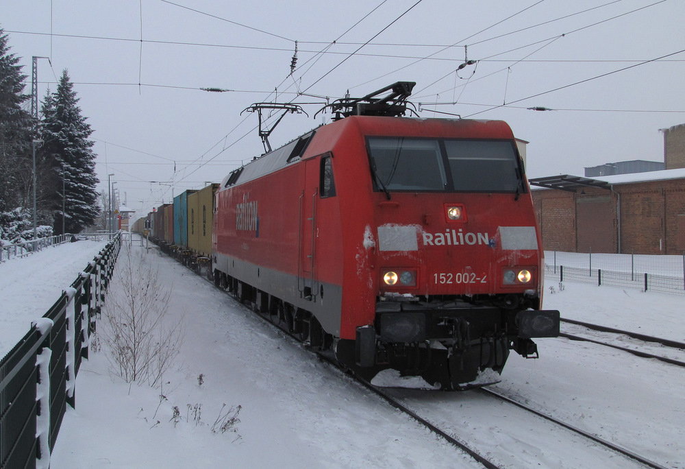 152 002-2 fhrt hier mit einem Containerzug durch Golen in Richtung Berlin. 29.12.2010