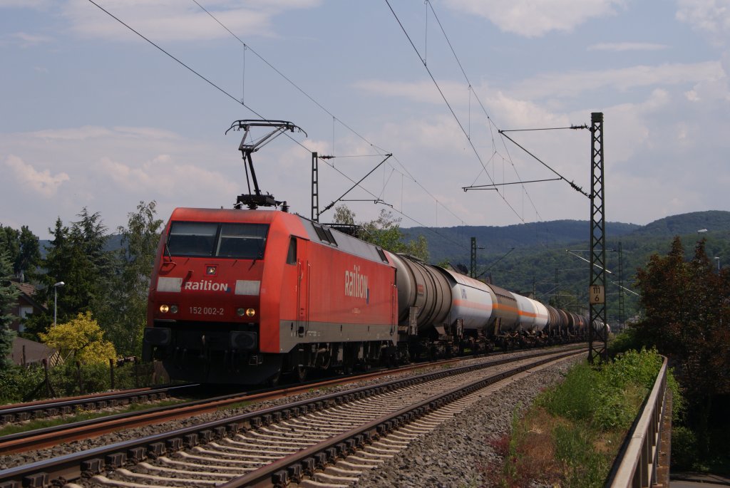 152 002-2 mit einem gemischten Gterzug in Osterspai am 04.06.2011