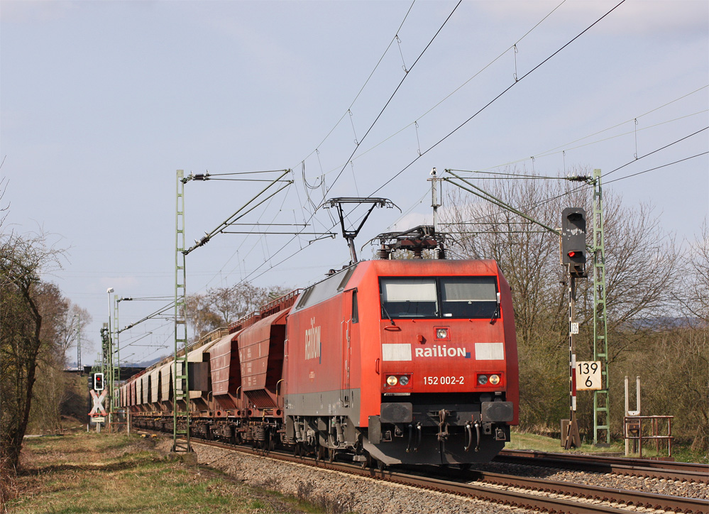 152 002-2 mit einem G�terzug Richtung Koblenz zwischen Neuwied und Engers, 26.3.11