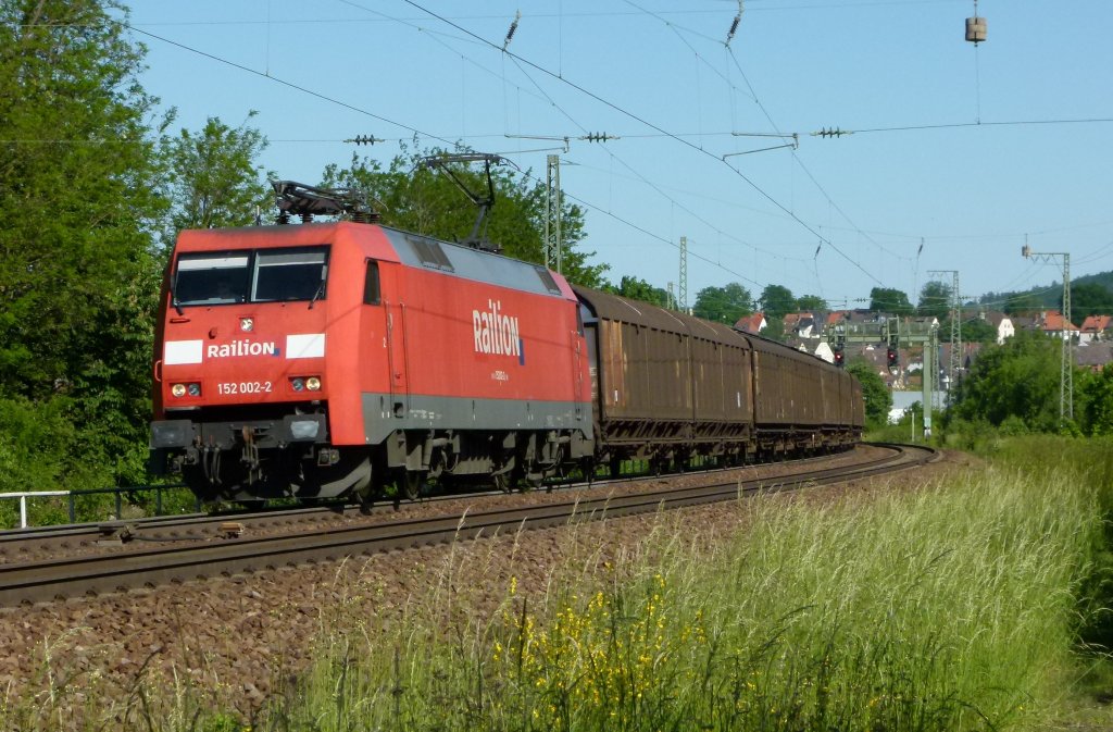 152 002-2 ist mit einem Schiebewandwagenzug am 25.05.2012 bei Kaiserslautern Pfaffwerk