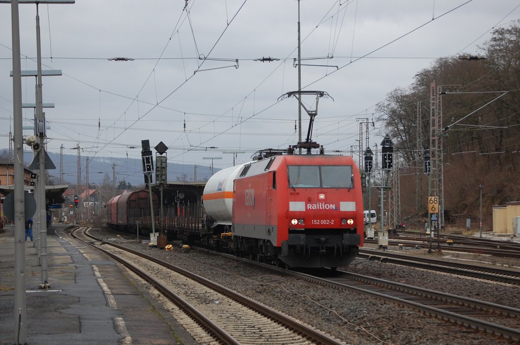 152 002-2 mit gemischten Gterzug am 15.01.2011 durch Kreiensen
