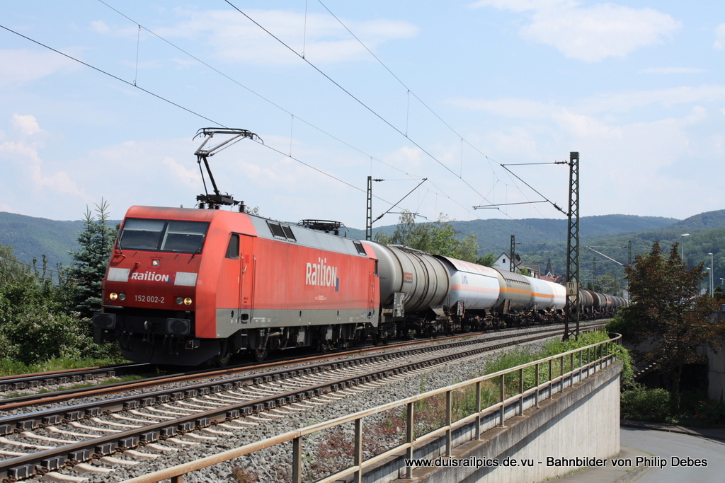 152 002-2 (Railion) fhrt am 4. Juni 2011 um 13:53 Uhr mit einem Gterzug durch Osterspai
