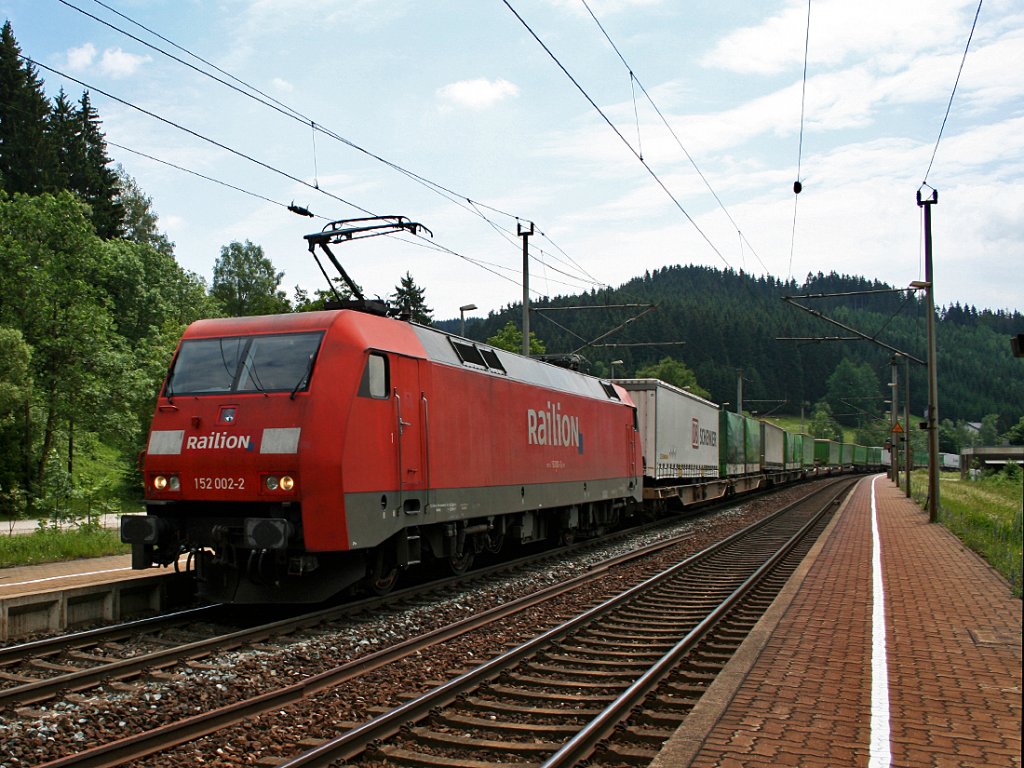 152 002 mit Wechselpritschenzug Richtung Saalfeld unterwegs am 09.06.2011 in Frtschendorf