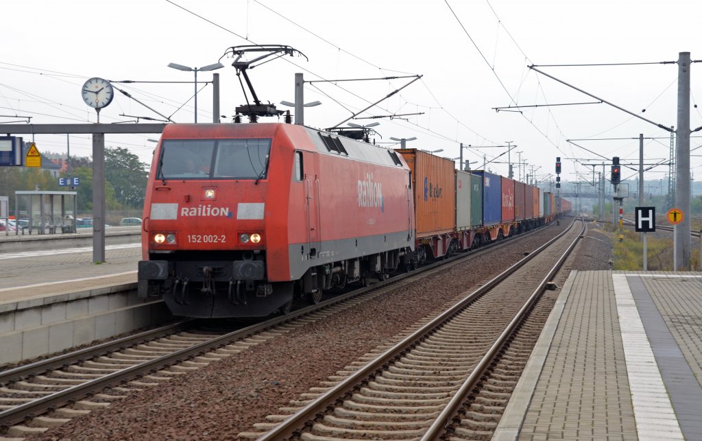 152 002 zog am 27.10.11 einen Containerzug durch Bitterfeld Richtung Dessau.