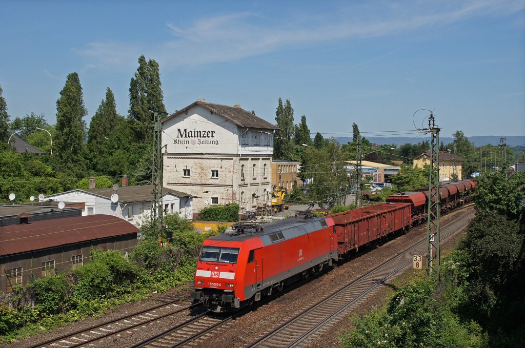 152 003-0 mit einem gemischten Gterzug in Mainz-Kastel. 26.05.12