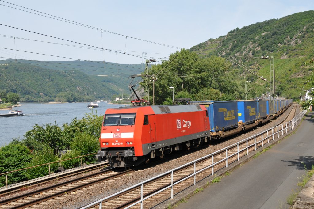 152 003-0 mit einem LKW-Zug kurz vor St.Goarshausen. Aufgenommen am 17/06/2011.
