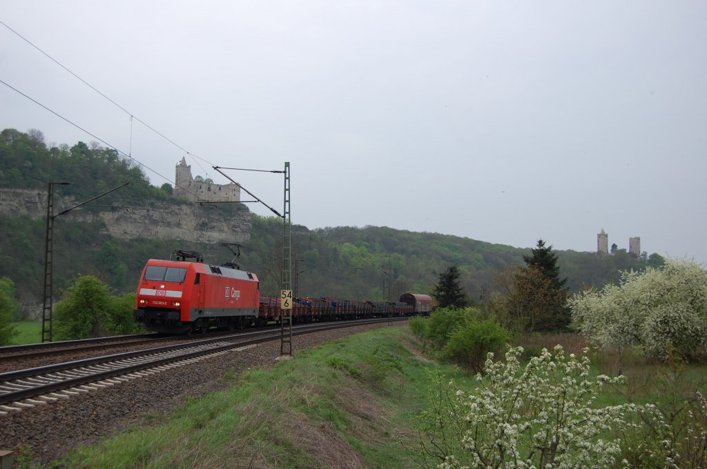 152 003 am 02.05.2010 mit Gterzug bei Saaleck. Im Hintergrund die Burg Saaleck und die Rudelsburg