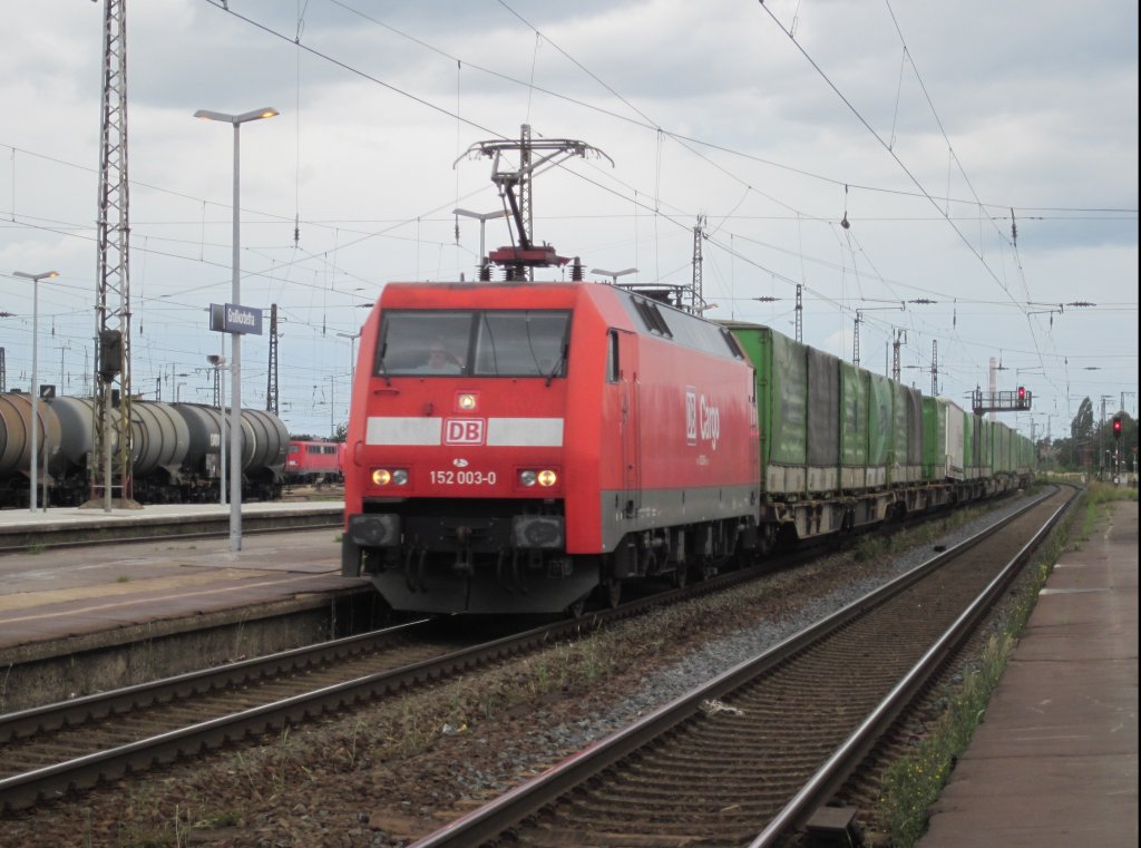 152 003 durchfhrt am 19.Juni 2011 mit einem Hangartner-KLV den Bahnhof Grokorbetha Richtung Jena.