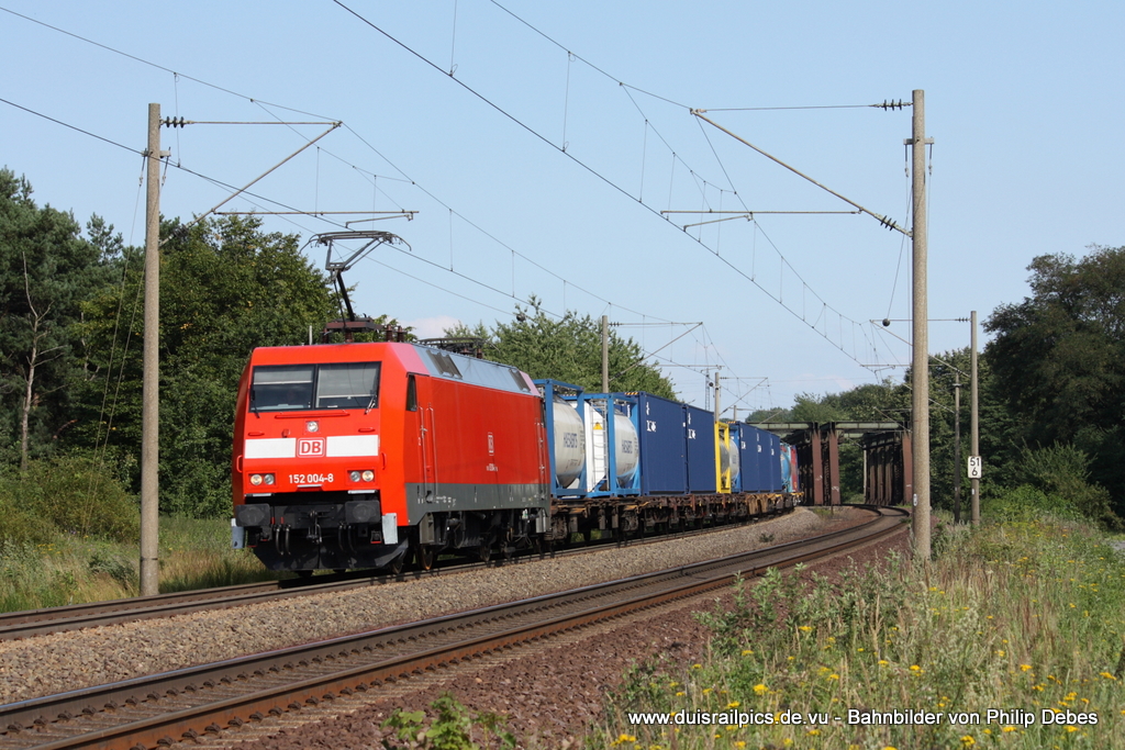 152 004-8 (DB) fhrt am 2. August 2011 um 16:51 Uhr mit einem Gterzug durch Gro Gleidingen