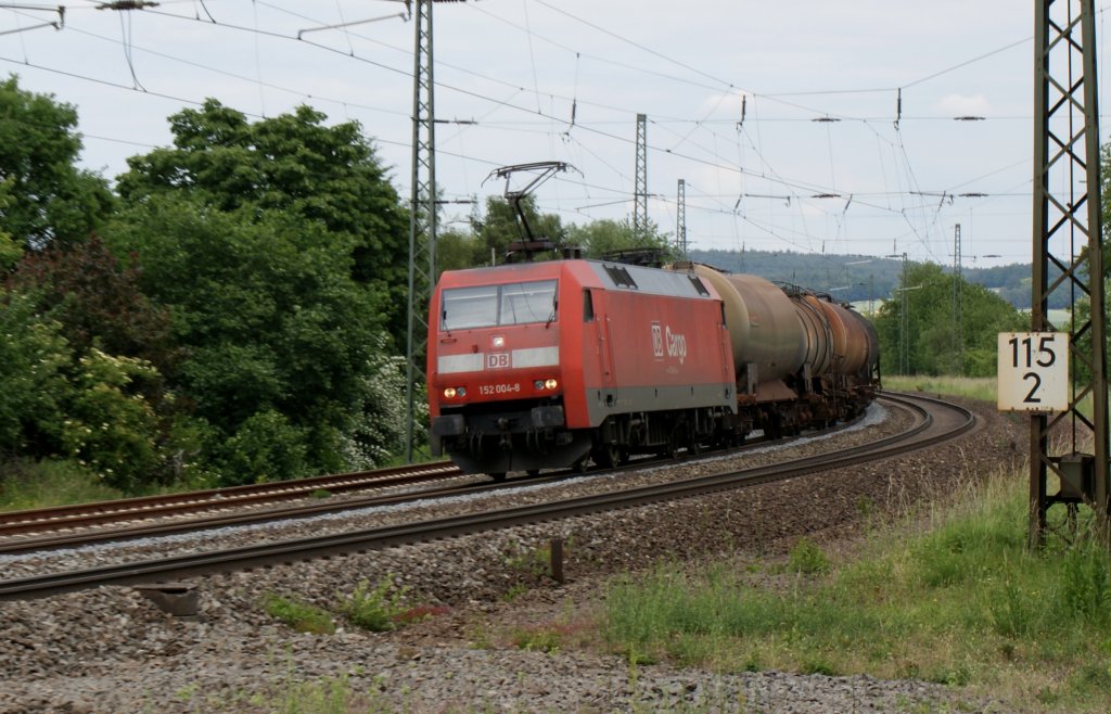 152 004-8 mit einen Kesslwagenzug kurz vor Fulda am 09.06.2011