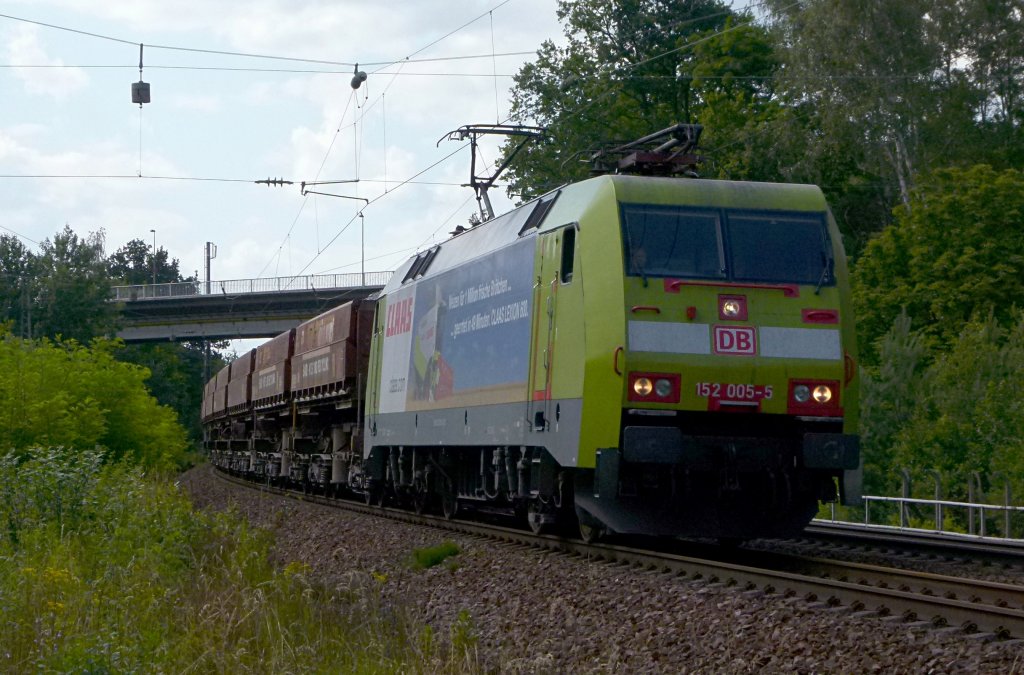 152 005-5 (Claas) ist mit einem vollem Schotterzug am 26.06.2012 bei Kaiserslautern Pfaffwerk