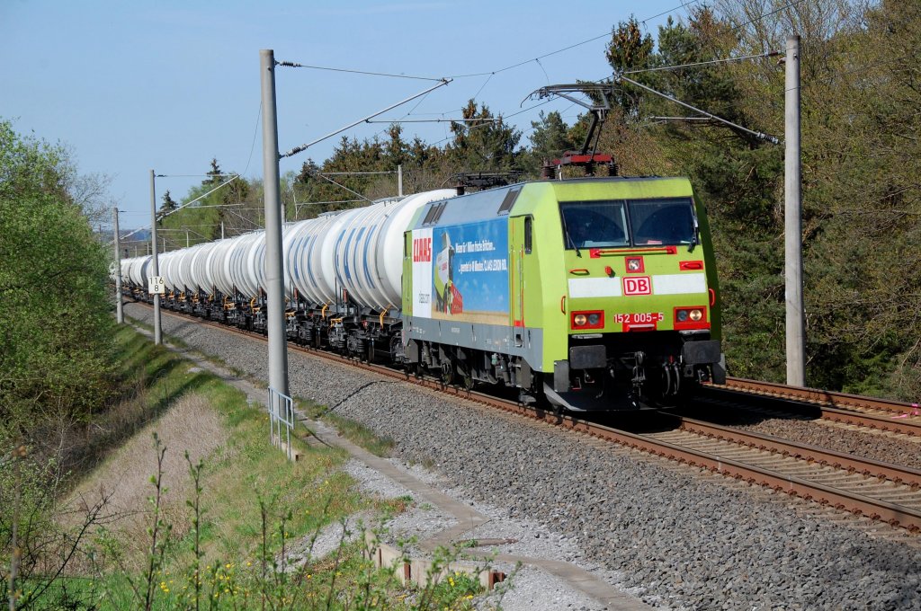 152 005-5 fhrt hier  gut getarnt  mit weien GATX in Form von GC 60911 Duisburg Ruhrort - Grokorbetha durch das frhlingshafte Eggegebirge bei Schwaney, 30.04.2012.
