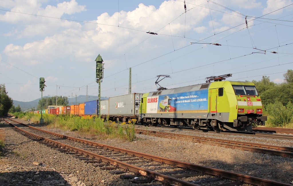 152 005-5 mit Containerzug in Fahrtrichtung Sden. Aufgenommen am 27.07.2012 in Eschwege West.