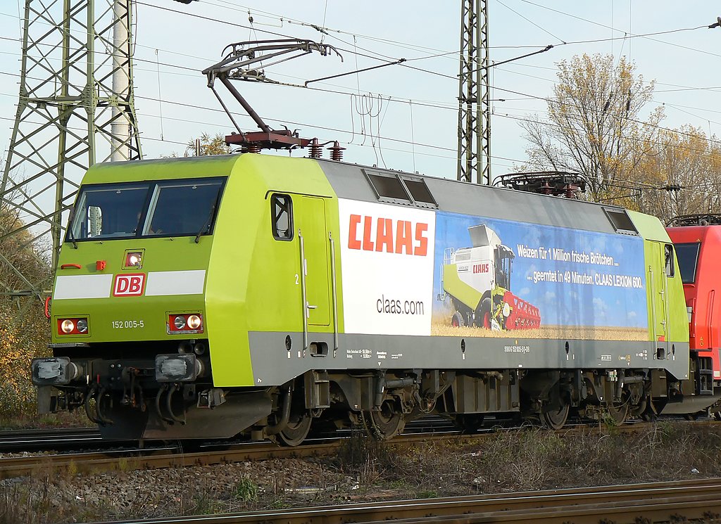 152 005-5 mit einer weiteren 152 sowei einer 185 im Schlepp bei der Ausfahrt aus dem Gbf. Gremberg, aufgenommen am 28.10.09