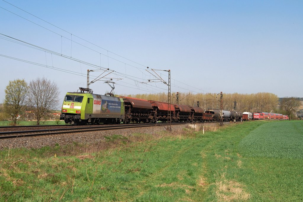 152 005 (CLAAS) mit G�terzug vor Retzbach-Zellingen (07.04.2011)