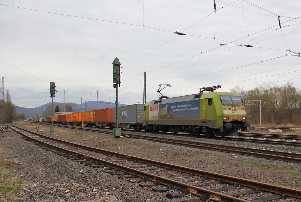 152 005.5 mit Containerzug in Fahrtrichtung Sden. Aufgenommen in Eschwege West am 01.04.2012.