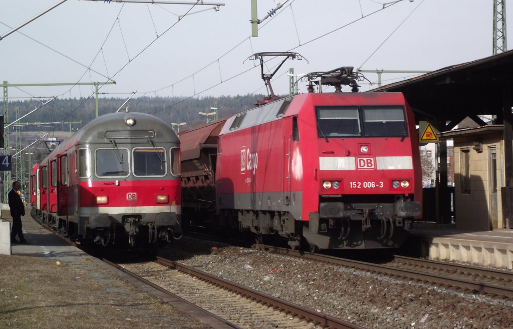 152 006-3 berholt am 12. Mrz 2011 ber Gleis 3 eine auf Gleis 4 stehende Regionalbahn nach Bamberg.