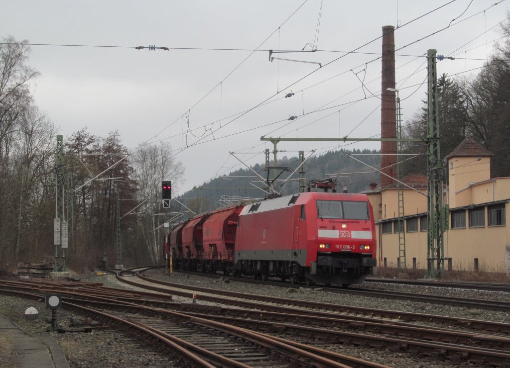 152 006-3 zieht am 06. April 2013 einen gemischten Gterzug durch Kronach.