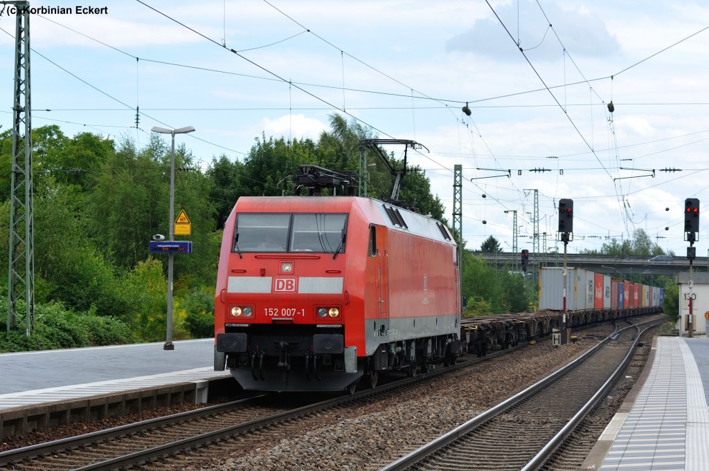 152 007-1 mit einem Containerzug Richtung Regensburg bei der Durchfahrt in Obertraubling, 07.08.2012