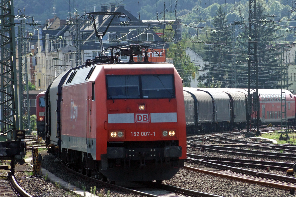 152 007-1 mit kurzem Gterzug bei der Durchfahrt in Koblenz 11.9.2010