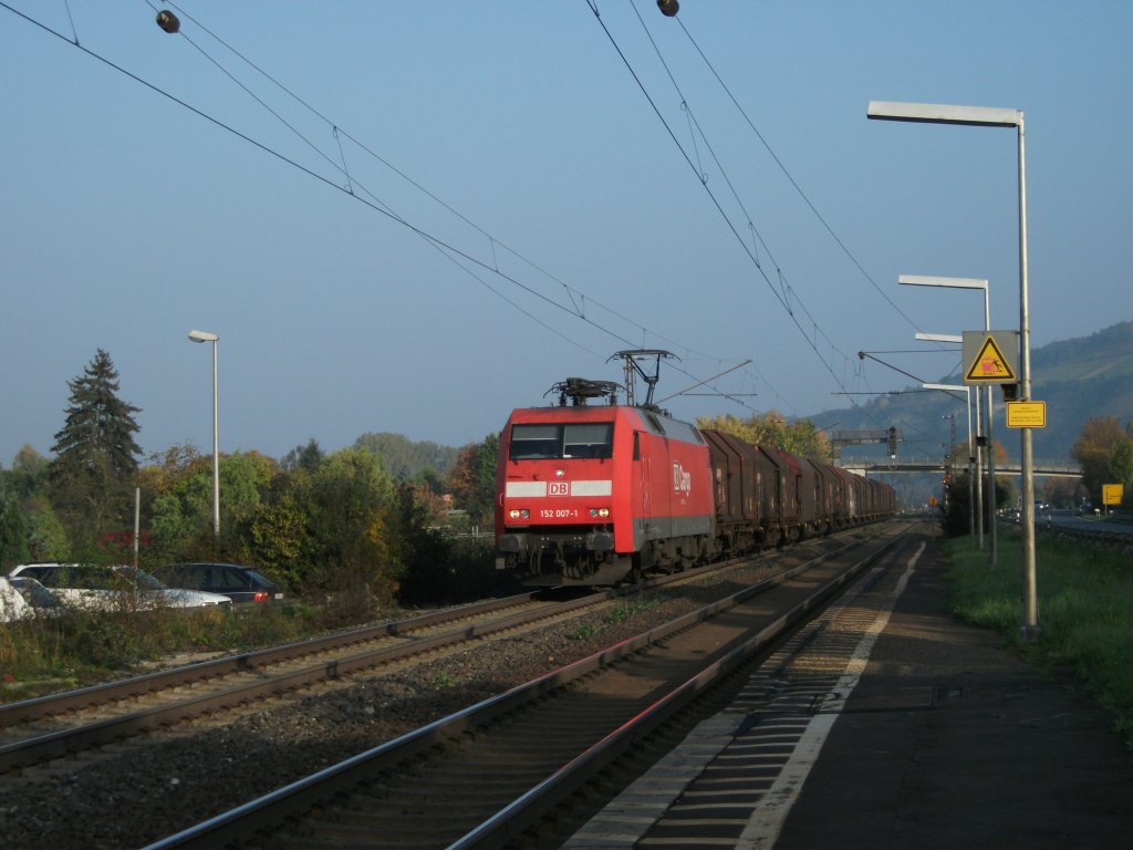 152 007 durchfuhr am frhen morgen des 13.10.10 mit Teleskophaupenwagenzug, Richtung Wrzburg, Thngersheim.