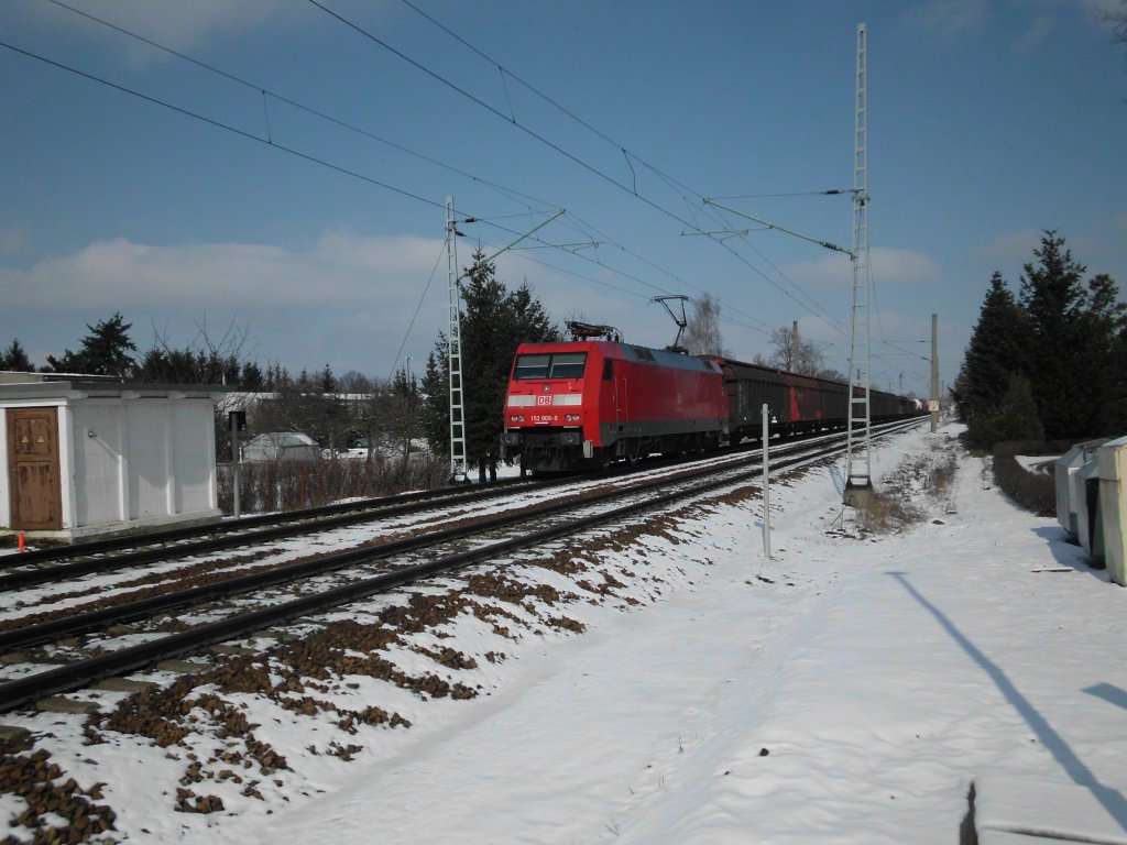 152 008-9 durchfhrt mit einem Gterzug am 19.03.2013 von Falkenberg/Elster kommend den Ort Schmerkendorf!