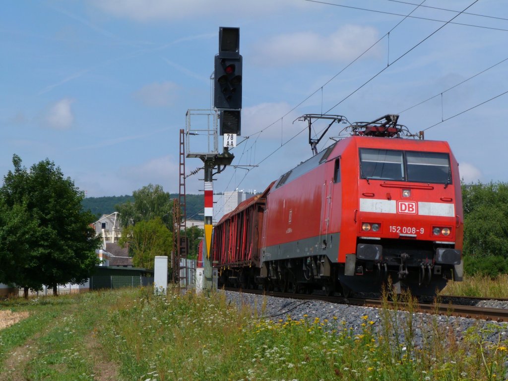 152 008 fhrt am 7.8.13 mit einem gemischten Gterzug durch das Maintal von Gemnden(Main) Richtung Wrzburg.
Eingefangen bei Karlstadt(Main!)