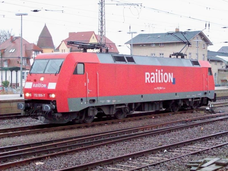 152 009 steht am 28.12.2009 am Angermnder Bahnhof