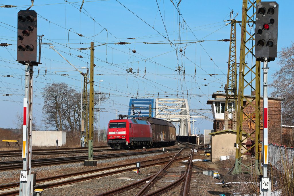 152 010-5 passiert am 24.03.13 mit ihrem Ganzzug die Elbbrcke von Riesa in Richtung Leipzig.